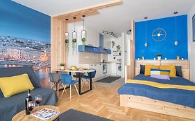 Newly Renovated!!! - Modern Apartment 10 Minutes From The Grand Boulevard